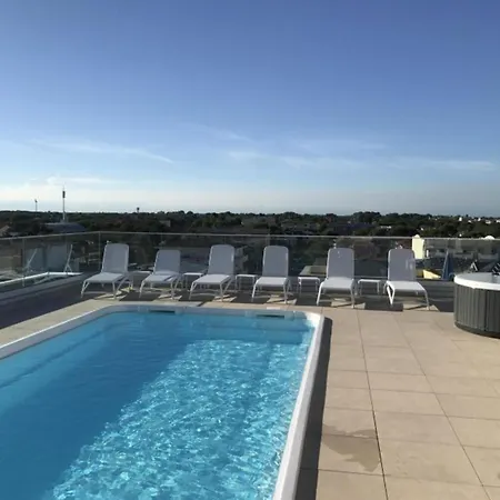 Apartment Contemporary With Rooftop Swimming Pool