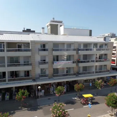 Contemporary With Rooftop Swimming Pool Apartment *